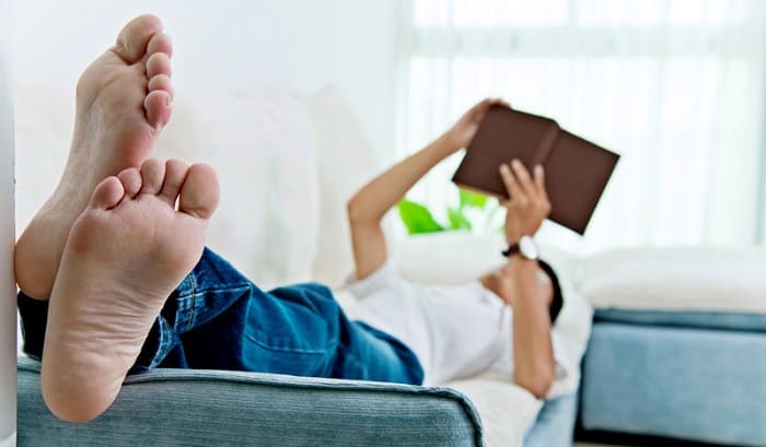 بالا نگه داشتن پاها برای بهبود واریس